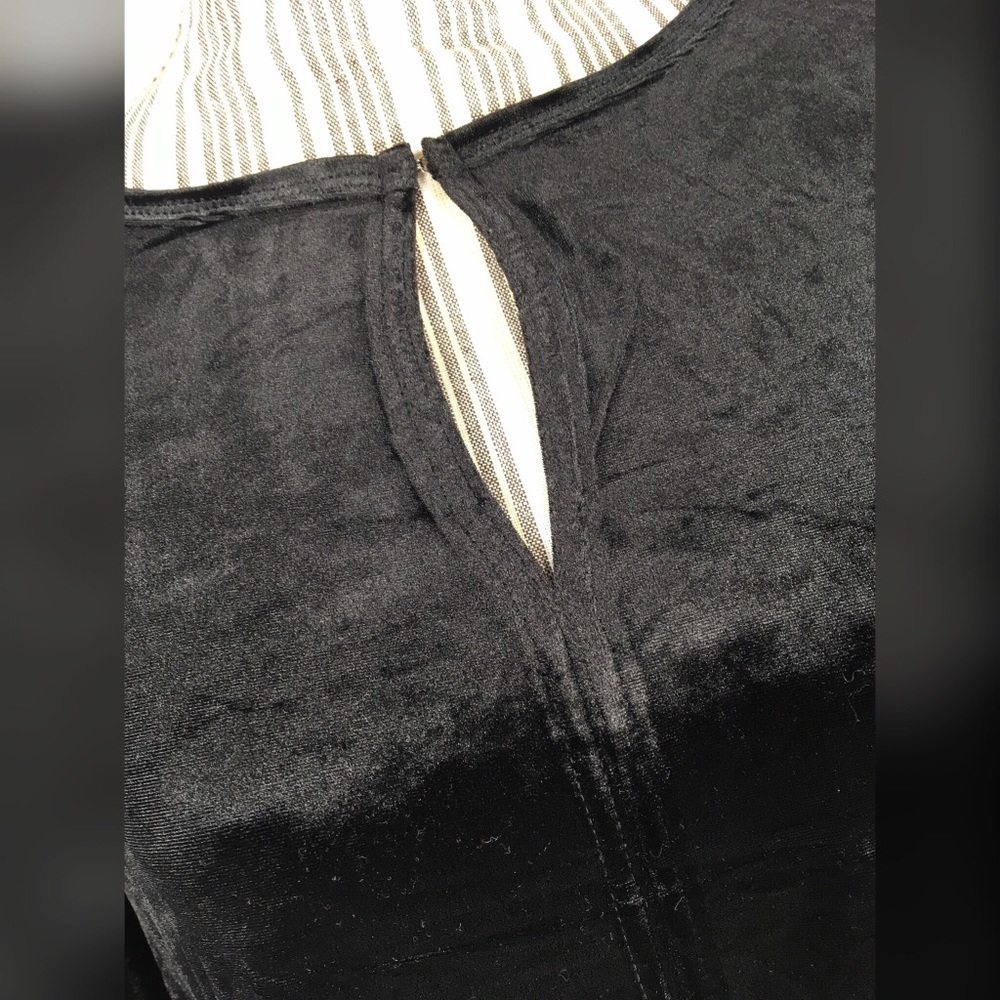 Avenue Black Velvet Top w/Keyhole - Picture 4 of 7